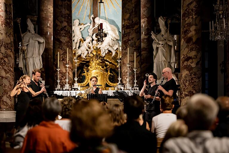 Seltenes Vergnügen: Ein Teil der Besucherinnen und Besucher durfte in der Hofkirche zuhören.