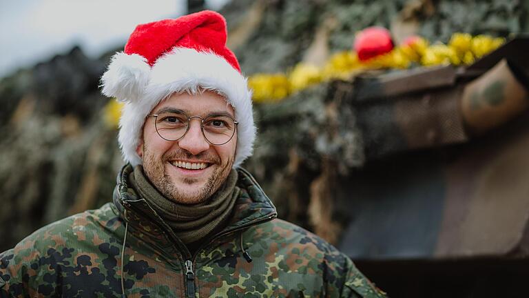 Übungspause: Der Volkacher Hauptmann Simon Rinke hat kurz Zeit für einen weihnachtlichen Spaß.