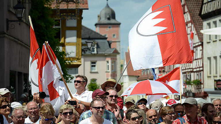 'Tag der Franken' in Ochsenfurt       -  Franken schwenken am 06. Juli 2014 beim «Tag der Franken» in Ochsenfurt den «Frankenrechen». Das Bürgerfest erinnert an die Gründung des fränkischen Reichskreises im Jahr 1500 und soll das Selbstbewusstsein der Region demonstrieren.