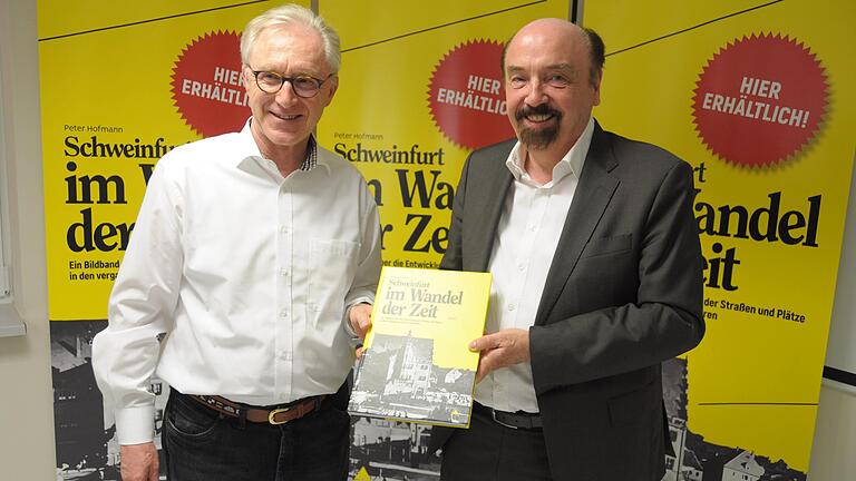 Freuen sich über das erste Buch mit Bildern aus dem Schweinfurtführer: Autor Peter Hofmann (rechts) und Sponsor Jean-Michel Friedrich.