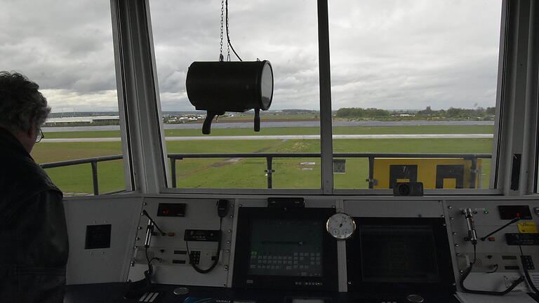 Blick vom Tower auf das Flugfeld Giebelstadt, das sich die zivile Luftfahrt und der Flugsportclub teilen.