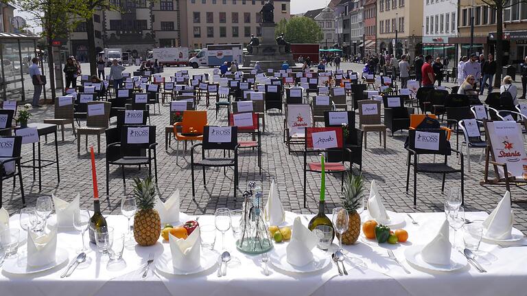 Mahl ohne Gäste mitten in der stadt: Die Aktion 'Leere Stühle' in Schweinfurt.