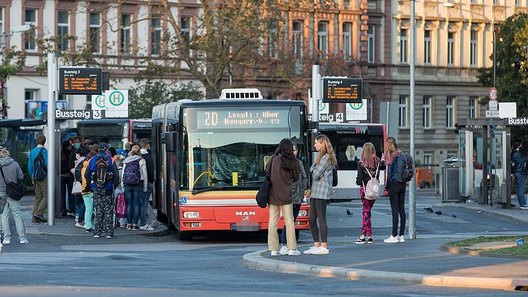 Zum Schulanfang setzten die Verkehrsunternehmen in Würzburg und Umgebung zusätzliche Busse ein. Mancherorts gab es anscheinend trotzdem noch Nachbesserungsbedarf.