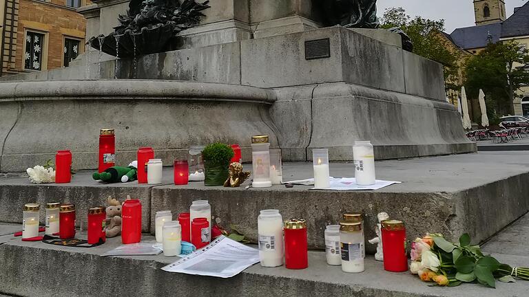 Am Rückert-Denkmal am Marktplatz in Schweinfurt fand sich am 1. Oktober dieses von Unbekannten aufgebaute Mahnmal. Es geht dabei um den tragischen Tod einer 13-Jährigen in Rheinland-Pfalz. Die Polizei warnt vor Falschmeldungen, die zum angeblichen Tod einer Sechsjährigen aus Schweinfurt verbreitet wurden.