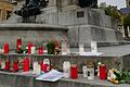 Am Rückert-Denkmal am Marktplatz in Schweinfurt fand sich am 1. Oktober dieses von Unbekannten aufgebaute Mahnmal. Es geht dabei um den tragischen Tod einer 13-Jährigen in Rheinland-Pfalz. Die Polizei warnt vor Falschmeldungen, die zum angeblichen Tod einer Sechsjährigen aus Schweinfurt verbreitet wurden.