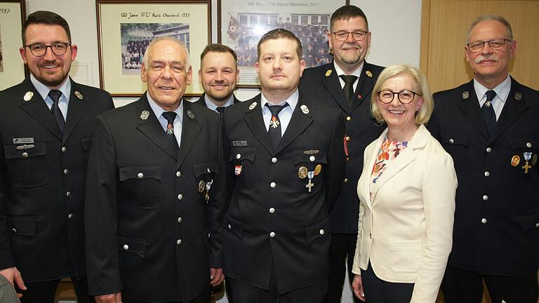 Ehrungen bei der Obernbreiter Wehr mit (von links) Kommandant Tobias Watzlik, Hans Wolf (50 Jahre), dem zweiten Kommandanten Sebastian Grün, Mario Manfrini (25 Jahre), Kreisbrandrat Dirk Albrecht, Bürgermeisterin Susanne Knof und Vorsitzendem Werner Freudinger.