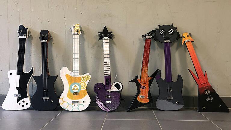 Die selbstgebauten Gitarren-Modelle.