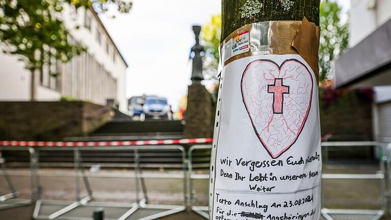 Todesopfer bei Attacke auf Solinger Stadtfest       -  Der Angreifer tötete drei Menschen und verletzte vier weitere schwer. Die Trauer in Solingen ist groß.