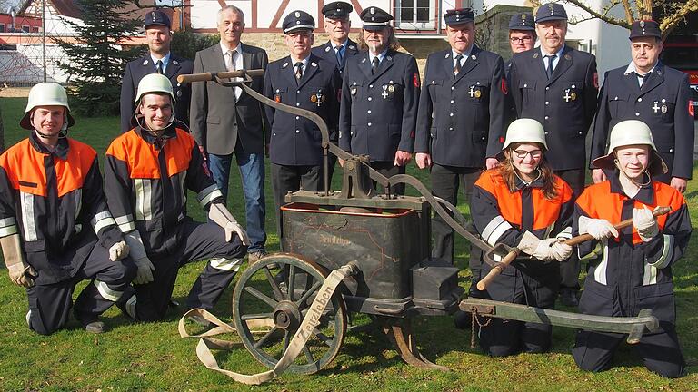 Zum 150jährigen Jubiläum präsentieren die aktuelle Führungsmannschaft, Aktive und Jugendliche die historische „Löschmaschine“ aus dem Jahre 1870.