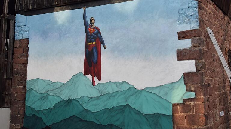 Wandbild mit Superman im Hutzelhof an der Grabenstraße in Lohr, geschaffen von Jamie Paul Scanlon und Stefanie Höfling.