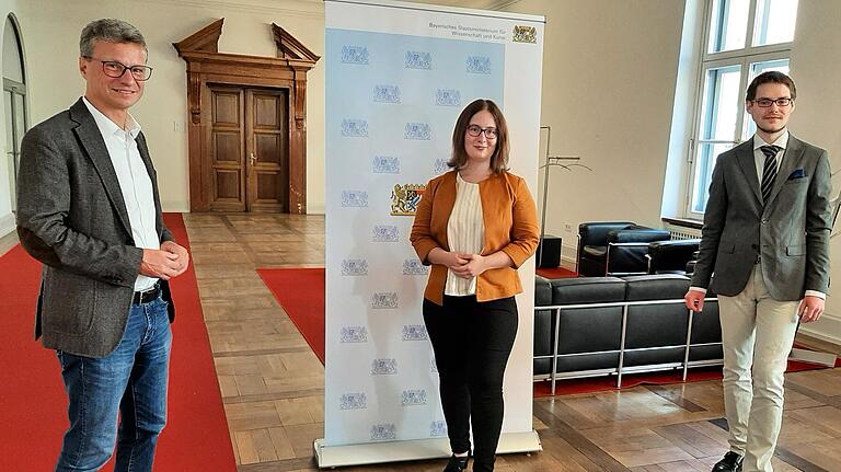 Bayerns Wissenschaftsminister Bernd Sibler (links) bei einer Pressekonferenz mit den Sprechern der bayerischen Studierendenvertretungen Anna-Maria Trinkgeld und Maximilian Frank.