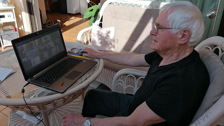 Internetcafé mal anders: Initiator Peter Honecker berät zu Corona-Zeiten die Teilnehmer per Videokonferenz am heimischen Rechner. Internetcafé mal anders: Initiator Peter Honecker berät zu Corona-Zeiten die Teilnehmer per Videokonferenz am heimischen Rechner.