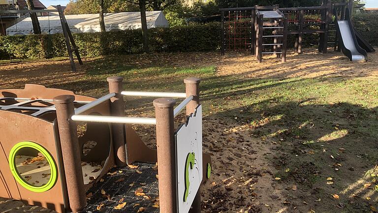 Im ehemaligen Schulgarten in Rügshofen ist in den vergangenen Wochen ein neuer attraktiver Spielplatz entstanden. Eltern hatten der Stadt eine Wunschliste übergeben, die dann möglichst umgesetzt wurde. Im ehemaligen Schulgarten in Rügshofen ist in den vergangenen Wochen ein neuer attraktiver Spielplatz entstanden. Eltern hatten der Stadt eine Wunschliste übergeben, die dann möglichst umgesetzt wurde. 