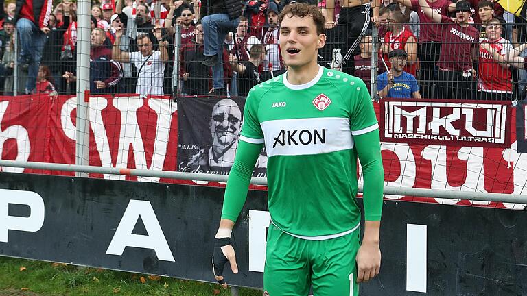 Gute Laune: Torwart Marc Richter war der Spieler der Partie für die Würzburger Kickers, die beim TSV Aubstadt 3:0 gewannen.