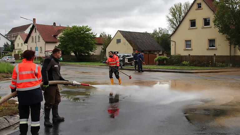 Mit dem Wasserschlauch wurde am Freitag der feine Dreck auf dem Asphalt noch weggekärchert. Einige Gänheimer Feuerwehrleute waren zu dem Zeitpunkt schon seit zwölf Stunden im Einsatz. Mit dem Wasserschlauch wurde am Freitag der feine Dreck auf dem Asphalt noch weggekärchert. Einige Gänheimer Feuerwehrleute waren zu dem Zeitpunkt schon seit zwölf Stunden im Einsatz.