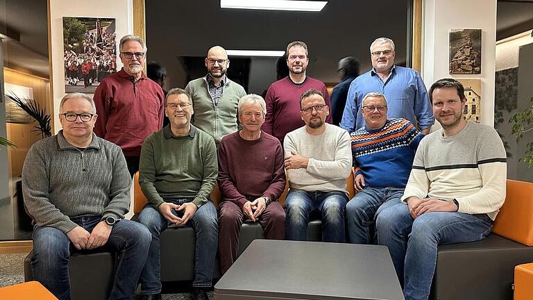 Im Bild hintere Reihe von links: Dr. Hans Sprenger, Marco Aguilella, Frank Kahlisch, Aufsichtsratsvorsitzender Willi Warmuth. Vordere Reihe von links: Günter Thieroff, Waldemar Witt, Günter Ludwig, Vorsitzender Matthias Windsauer, Roland Luff, Holger Schmitt.