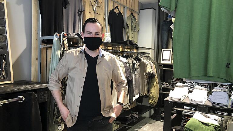 Stefan Neumann, Inhaber des 'Rohbau' und des 'More & More' hat wegen Corona seine Öffnungszeiten angepasst. Stefan Neumann, Inhaber des 'Rohbau' und des 'More & More' hat wegen Corona seine Öffnungszeiten angepasst.