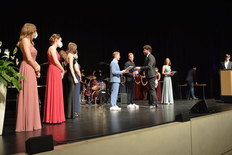 Ehrungsmarathon bei der Zeugnisübergabe des Rhön-Gymnasiums in der Stadthalle. Nicht weniger als 33 Schüler erhielten besondere Auszeichnungen für ihre Leistungen im Abitur. Hier überreichen Oliver Süssner und Moderator Andreas Maier (rechts) die Preise. Ehrungsmarathon bei der Zeugnisübergabe des Rhön-Gymnasiums in der Stadthalle. Nicht weniger als 33 Schüler erhielten besondere Auszeichnungen für ihre Leistungen im Abitur. Hier überreichen Oliver Süssner und Moderator Andreas Maier (rechts) die Preise.