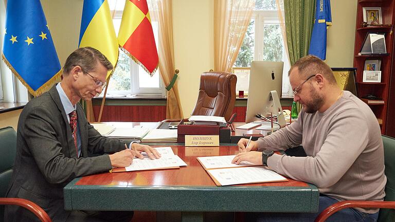 Zwei Oberbürgermeister, ein Ziel: Sebastian Remelé (links) und Ihor Polischtschuk unterzeichneten eine Absichtserklärung, dass Schweinfurt und das ukrainische Lutsk in Zukunft Partnerstädte werden sollen. Zwei Oberbürgermeister, ein Ziel: Sebastian Remelé (links) und Ihor Polischtschuk unterzeichneten eine Absichtserklärung, dass Schweinfurt und das ukrainische Lutsk in Zukunft Partnerstädte werden sollen.