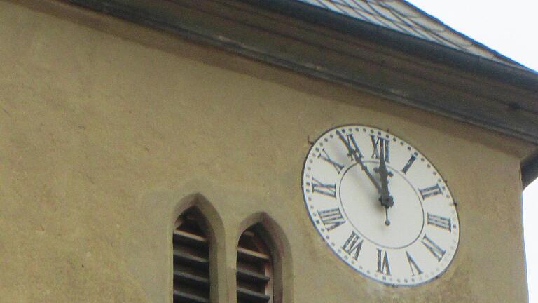 Insbesondere am Glockenturm der Kirche droht der Putz abzufallen.       -  Insbesondere am Glockenturm der Kirche droht der Putz abzufallen.