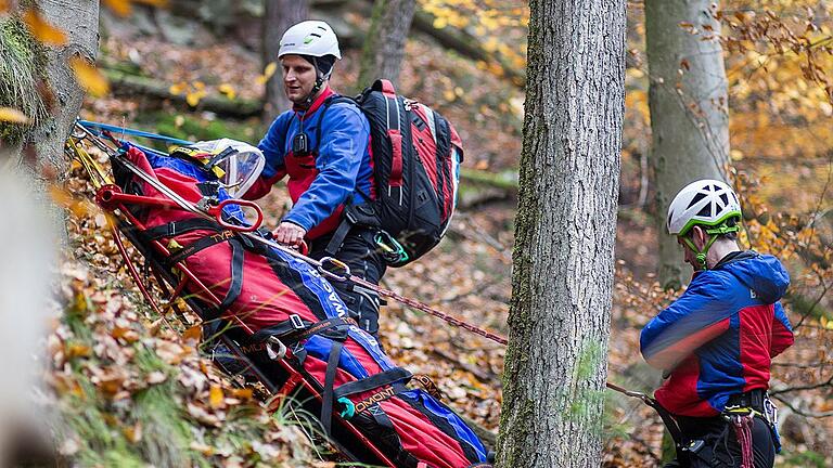 Rettungssimulation der Lohrer Forstverwaltung mit Rettungskräften des THW, BRK und der Bergwacht Frammersbach im Lohrer Stadtwald.