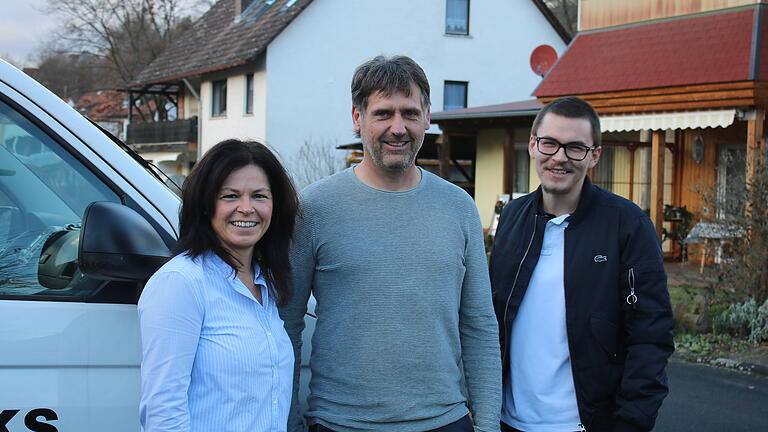 Brigitte und Uwe Kunkel mit Azubi Julian Marek (rechts).