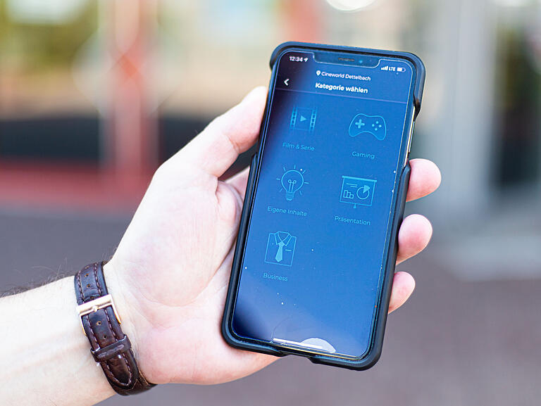 In der App 'cineamo' kann der Nutzer wählen, welche Anfrage er an die Kinos schicken möchte.