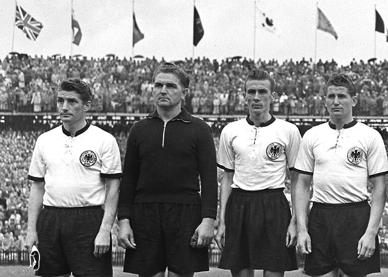 Ein Teil der WM-Mannschaft von 1954, mit der Deutschland am 4. Juli 1954 im Endspiel in Bern Ungarn mit 3:2 schlug. Im BIld (von links)&nbsp;Fritz Walter, Torwart Toni Turek, Horst Eckel und Helmut Rahn.