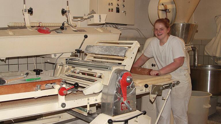 Der jungen Bäckermeisterin Nadine Eisfelder ist die Freude über ihren eigenen Betrieb, der 'Landbäckerei' in Pfarrweisach, direkt ins Gesicht geschrieben.