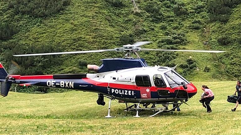 Mit einem solchen Polizeihubschrauber wurden die Rhöner Wanderer evakuiert. Mit einem solchen Polizeihubschrauber wurden die Rhöner Wanderer evakuiert.