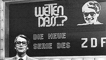 Riesenerfolg: Showmaster Frank Elstner hält während der ersten Ausgabe von „Wetten, dass..?“ am 14. Februar 1981 das Logo in der Hand. Riesenerfolg: Showmaster Frank Elstner hält während der ersten Ausgabe von „Wetten, dass..?“ am 14. Februar 1981 das Logo in der Hand.