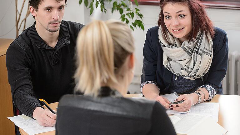 Juristen Campus       -  Digitalisierung hin oder her: Das persönliche Gespräch dürfte in Rechtsanwaltskanzleien auch weiterhin immer noch im Mittelpunkt der Arbeit stehen (Symbolbild).