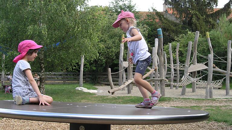 Gleichgewicht gefragt: Leonora (links) und Lilli finden den Keltenspielplatz auf dem Schwanberg mit Drehscheibe und Kletter-Parcours super.