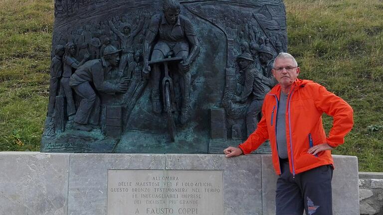 Immer auf den Spuren des Radsports: Toni Hornung am Denkmal der italienischen Rad-Legende Fausto Coppi in den Dolomiten.