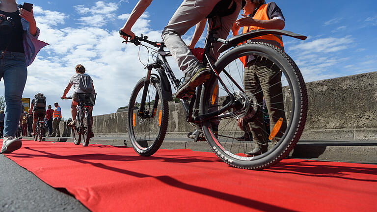 Bei einer Demonstration im April 2019 (Foto) wurde Radfahrern auf der Löwenbrücke schon mal symbolisch der rote Teppich ausgerollt. An dieser Stelle soll laut der Planung ein Zweirichtungsradweg entstehen.