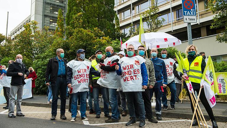 Am Donnerstagmorgen versammelten sich unter anderem Beschäftigte des Leopoldina-Krankenhauses, um für bessere Arbeitsbedingungen zu streiken.