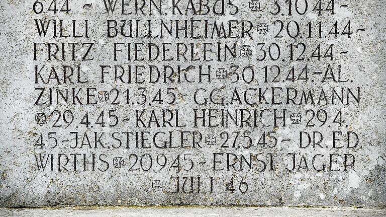 Auf der Gedenktafel zu Ehren und Gedenken der Gefallenen des Zweiten Weltkriegs am Kriegerdenkmal in Geroldshausen wird auch KZ-Arzt Wirths aufgeführt.&nbsp;