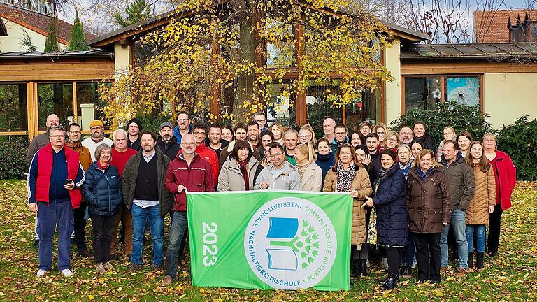 Das Kollegium der Don Bosco Berufsschule freut sich über die Auszeichnung als Umweltschule in Europa.