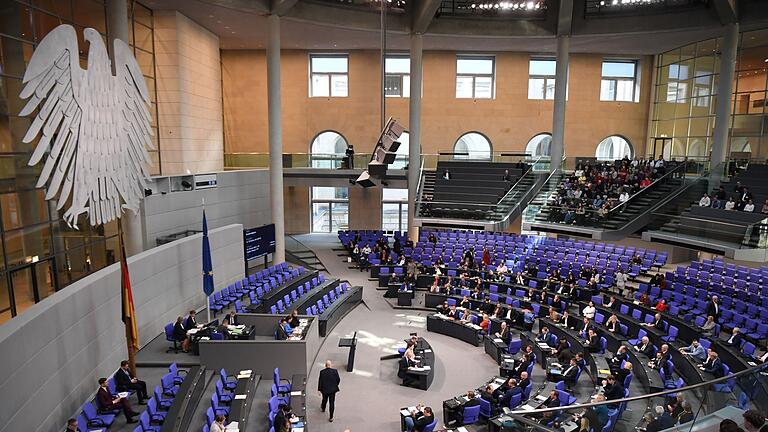 Bundestag.jpeg       -  Es laufen bereits Gespräche für den Etat 2025 - und die dürften ebenfalls nicht einfach werden. Allein im Kernhaushalt klafft erneut eine Lücke im zweistelligen Milliardenbereich.