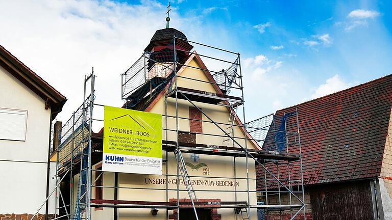 Am Dach der Kriegerdenkmal-Kapelle in Oberndorf gegenüber vom Rathaus musste kurzfristig ein Sturmschaden repariert werden. Am Dach der Kriegerdenkmal-Kapelle in Oberndorf gegenüber vom Rathaus musste kurzfristig ein Sturmschaden repariert werden.