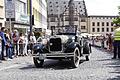 Rollen statt Rosten: Die Oldies der 18. Sachs Franken Classic-Rallye sprinteten am Pfingstsonntag über den Marktplatz &ndash; hier ein alter Ford Phaeton von 1929.