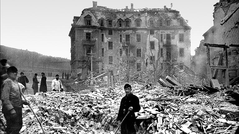 Beim Luftangriff auf Würzburg starben am 16. März 1945 starben mehrere Tausend Menschen. Hier ein Foto von Aufräumarbeiten aus Grombühl.&nbsp; &nbsp;