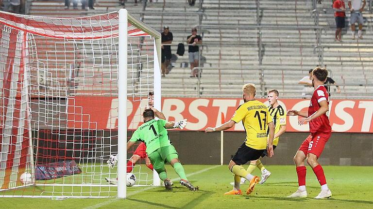 Die Entscheidung: Dominik Meisel (hinter dem Pfosten) bugsiert den Ball zum 2:0 für die Würzburger Kickers über die Linie. Die Entscheidung: Dominik Meisel (hinter dem Pfosten) bugsiert den Ball zum 2:0 für die Würzburger Kickers über die Linie.