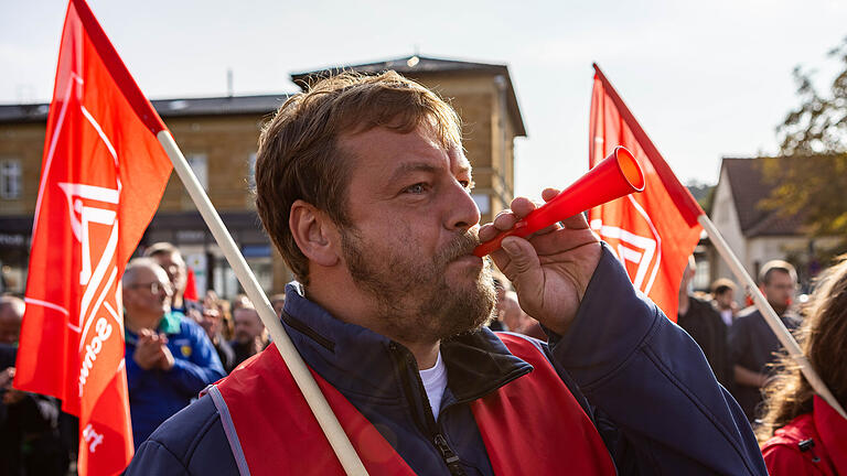 Protestkundgebung beim Autozulieferer Valeo in Bad Neustadt. 300 Mitarbeiter sollen entlassen werden.