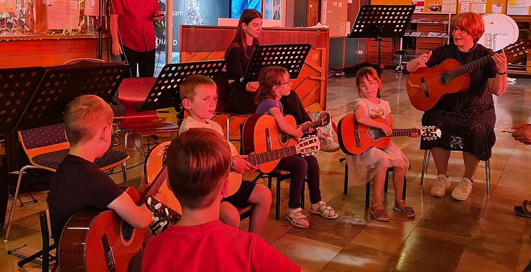 Die Kleinsten aus der musikalischen Früherziehung zeigten an der Seite von Stefanie Müller 'War einmal ein Bumerang' von Michael Diedrich.