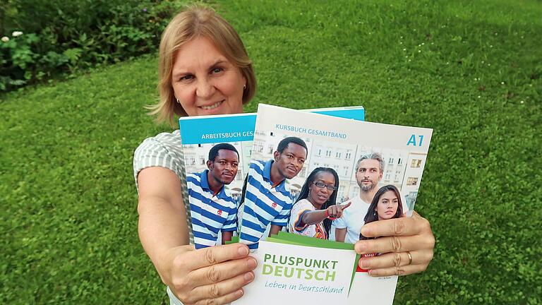 Susanne Schraut engagiert sich mit zwei weiteren Ehrenamtlichen in der Flüchtlingshilfe in Unterpleichfeld. Für den Deutschunterricht hat sie eine Förderung beantragt und davon Bücher gekauft.