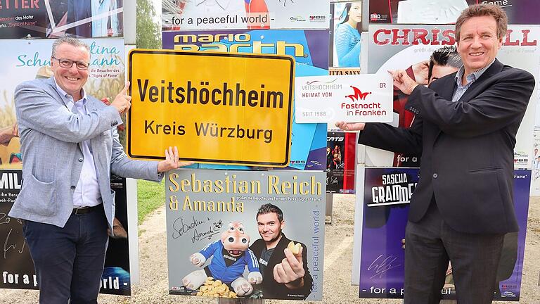 Im Oberkotzauer Fernweh-Park ist sehr zur Freude von Veitshöchheims Bürgermeister Jürgen Götz und Frankens Fastnachtspräsident Marco Anderlik auch Sebastian Reich mit seiner Amanda verewigt. Im Oberkotzauer Fernweh-Park ist sehr zur Freude von Veitshöchheims Bürgermeister Jürgen Götz und Frankens Fastnachtspräsident Marco Anderlik auch Sebastian Reich mit seiner Amanda verewigt.