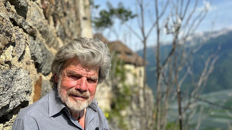 Reinhold Messner       -  Der Bergsteiger Reinhold Messner sitzt an seinem Schloss Juval auf einer Bank.