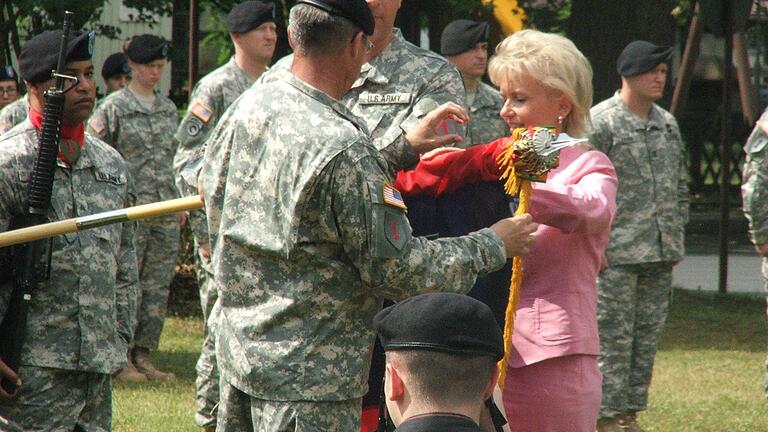 Der Blick zurück. Mit einem feierlichen Appell haben sich die Amerikaner am 27. Juni 2006 aus Kitzingen verabschiedet. In den Harvey Barracks wurde zum letzten Mal die amerikanische Fahne eingeholt. Dann waren 61 Jahre Garnison in Kitzingen zu Ende. Landrätin Tamara Bischof war dabei.