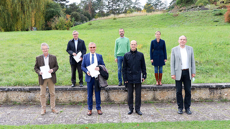 Akteure des Netzwerks Wissen² und der Stadt Würzburg (von links): Hartwig Frimmel (Mineralogisches Museum), Hans-Peter Ebert (ZAE), Christoph Petschenka (Geschäftsführer Initiative Junge Forscherinnen und Forscher), Thomas Trefzger (M!ND Center), Robert Grebner (Präsident FHWS), Judith Jörg (Bildungsbürgermeisterin Stadt Würzburg), Markus Riederer (Leiter des Botanischen Gartens in Würzburg).